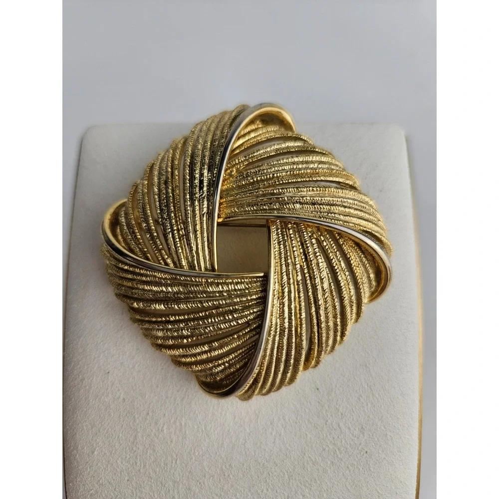 Vintage Monet Gold Tone Textured Knot Brooch Statement Pin‎ Signed